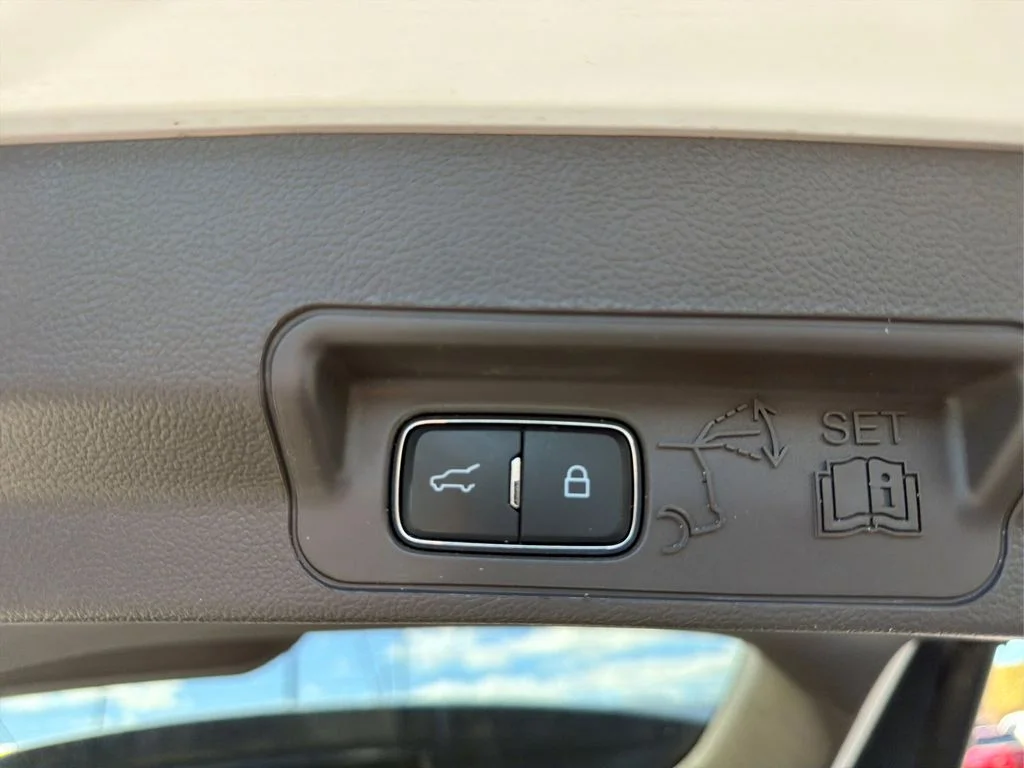 Used 2020 White Metallic Ford Platinum image 25