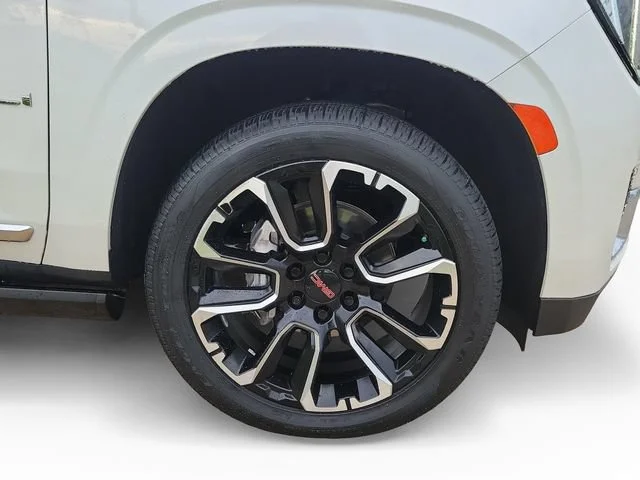 Used 2022 White Frost Tricoat GMC Denali image 5