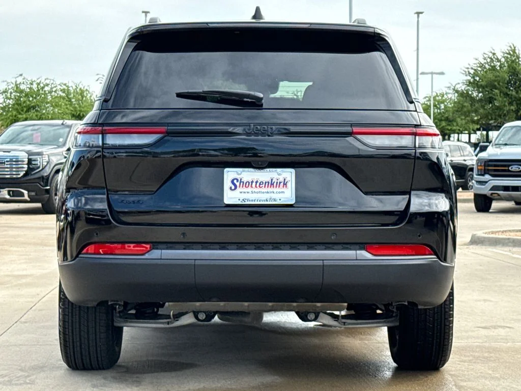 New 2026 Diamond Black Crystal Pearl-Coat Exterior Paint Jeep Altitude image 7
