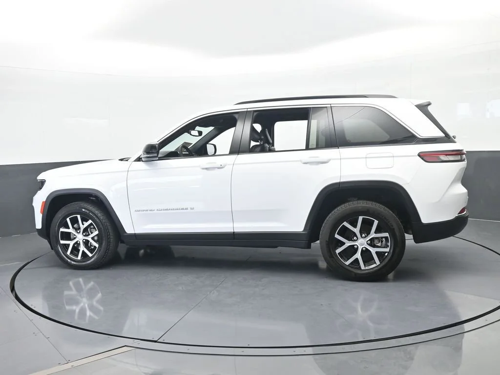 Used 2024 White Jeep Limited image 3