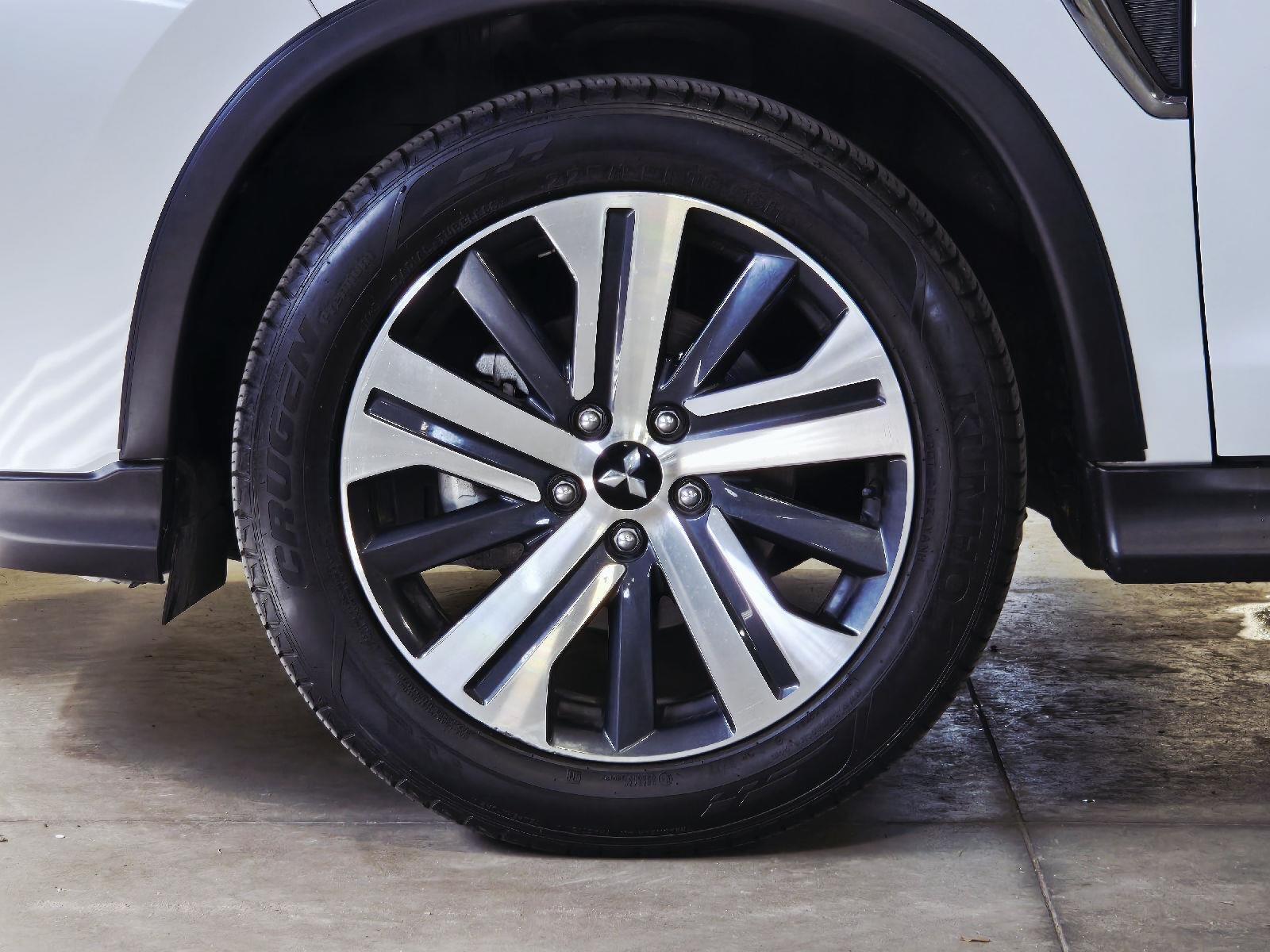 Used 2024 White Diamond Mitsubishi ES image 9