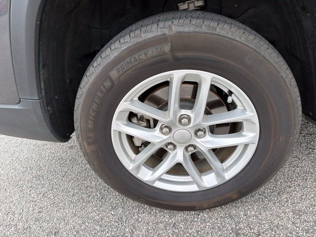 Used 2024 Gray Jeep Laredo image 6