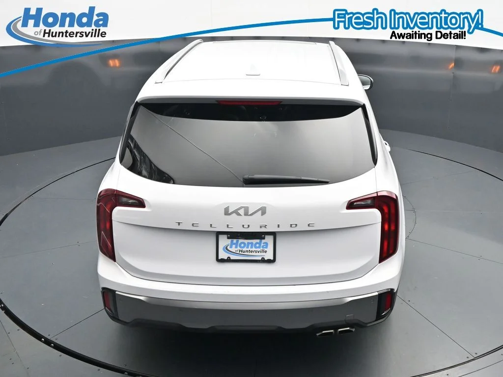 Used 2025 White Pearl Kia S image 23