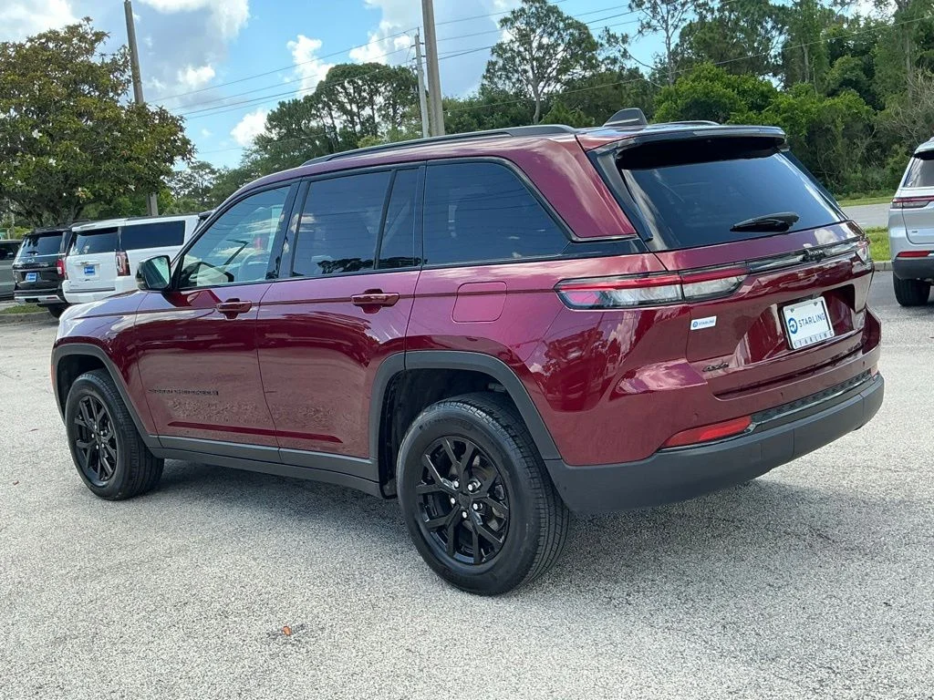 Used 2024 Red Jeep Altitude image 4