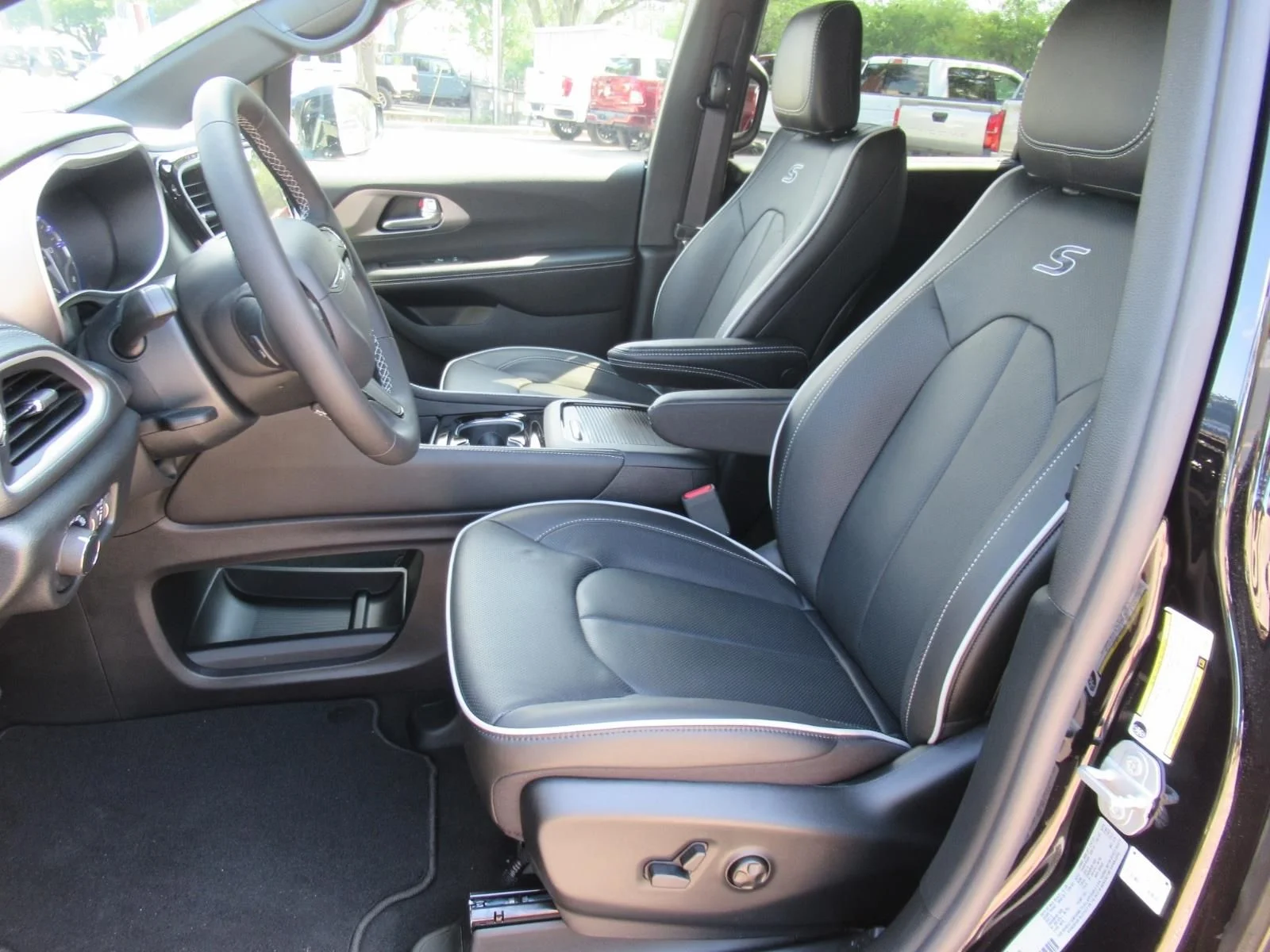 New 2027 Diamond Black Crystal Pearl-Coat Exterior Paint Chrysler Limited image 20