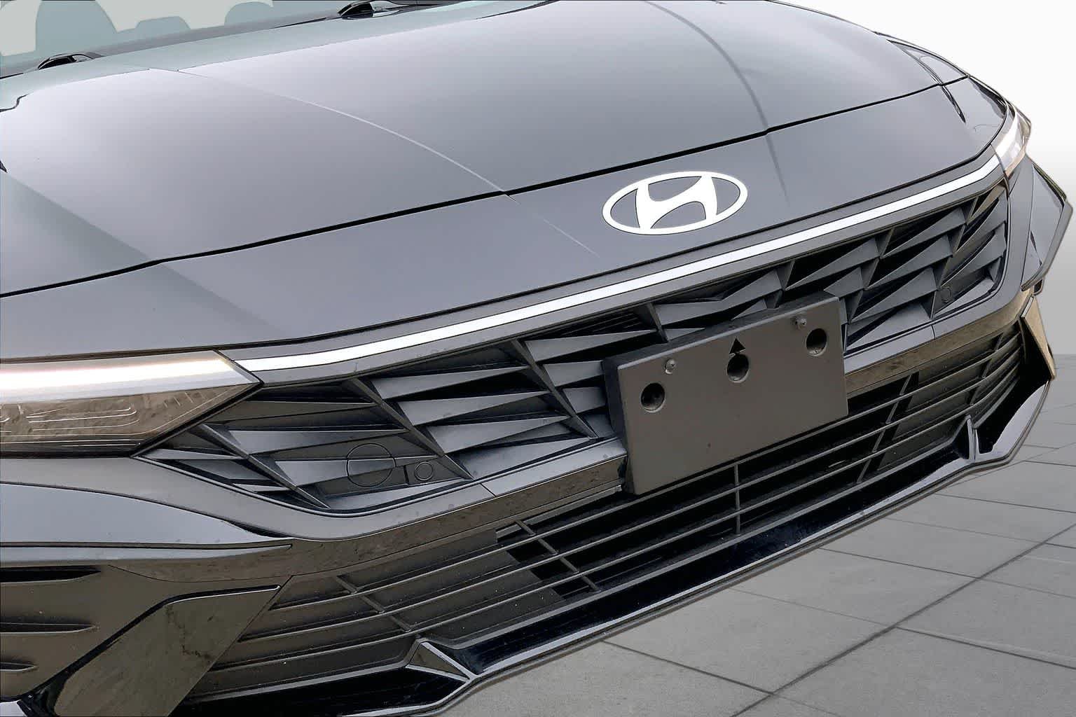 Used 2025 Abyss Black Hyundai SEL Sport image 29