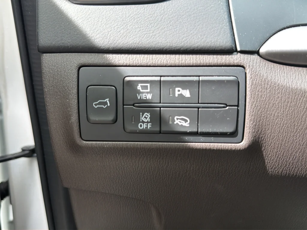 Used 2020 White Mazda Signature image 19