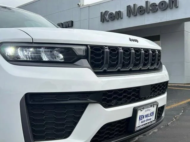 New 2026 Bright White Clear-Coat Exterior Paint Jeep Laredo image 4