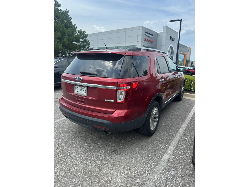 Used 2014 Ruby Red Metallic Tinted Clearcoat Ford XLT image 3