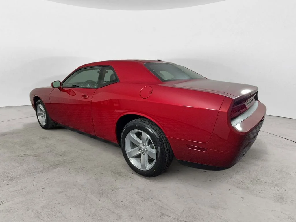 Used 2009 Red Dodge SE image 3