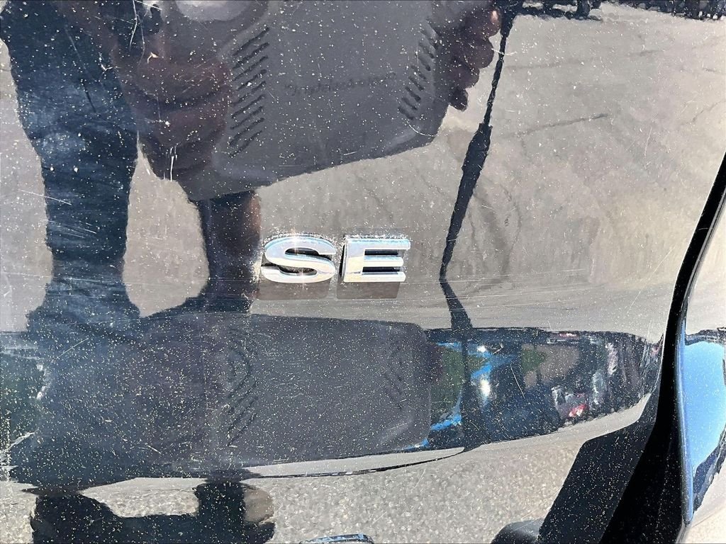 Used 2019 Shadow Black Ford SE image 7