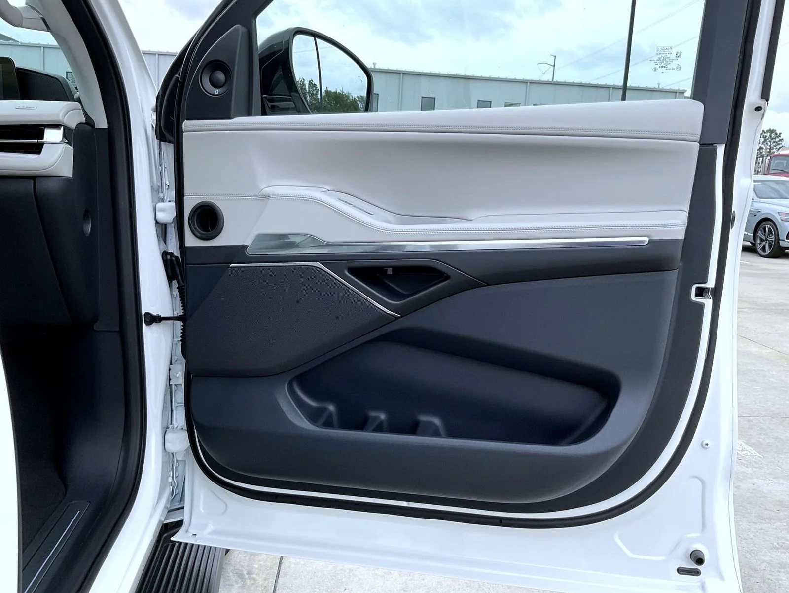 New 2026 White Lincoln Premiere image 17