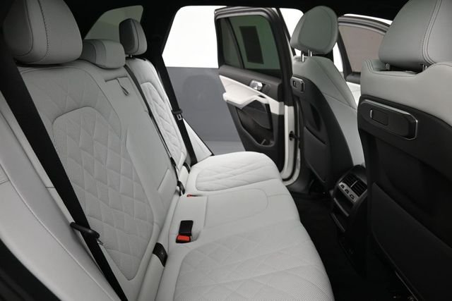 Used 2025 White BMW xDrive40i image 23