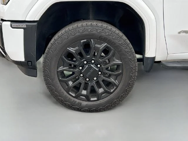 Used 2024 White GMC AT4 image 10