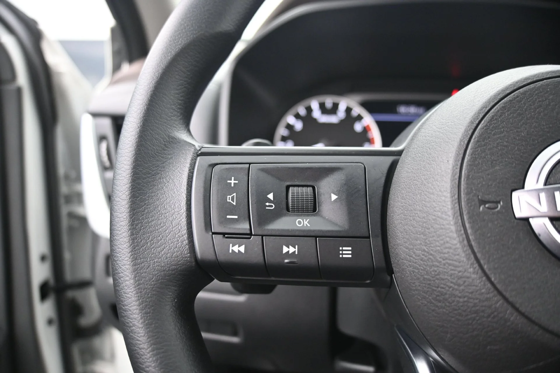 Used 2023 Glacier White Nissan S image 21