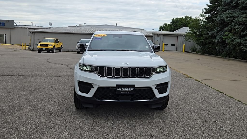 New 2026 Bright White Clear-Coat Exterior Paint Jeep Laredo X image 3