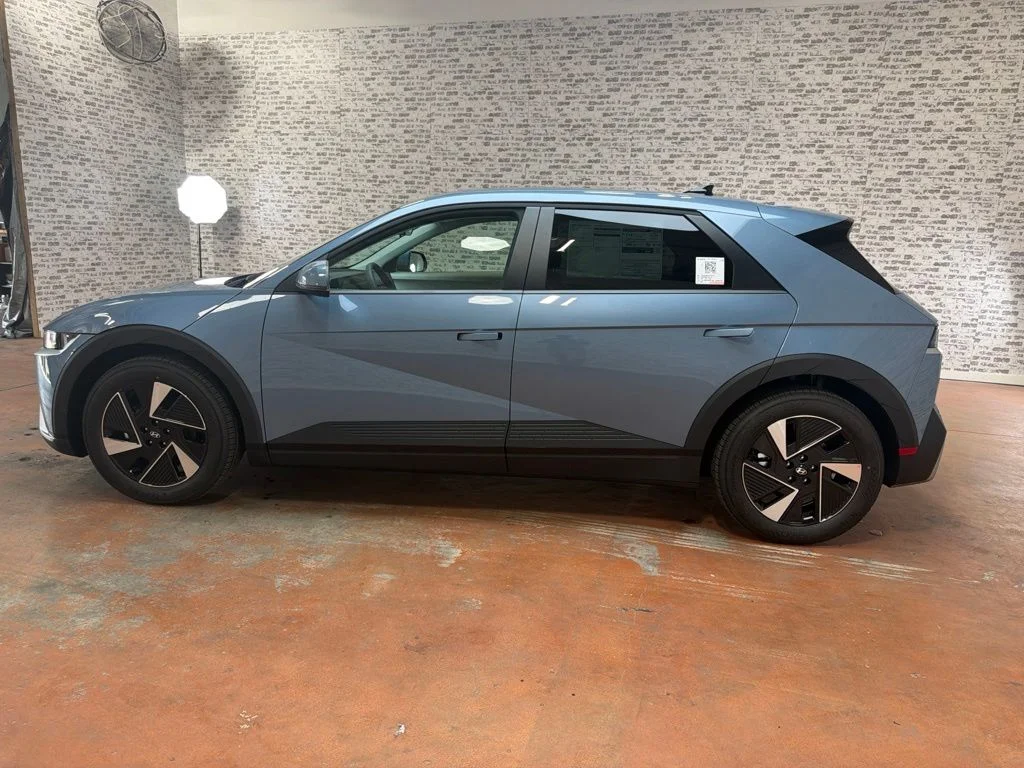New 2027 Lucid Blue Hyundai SE image 4