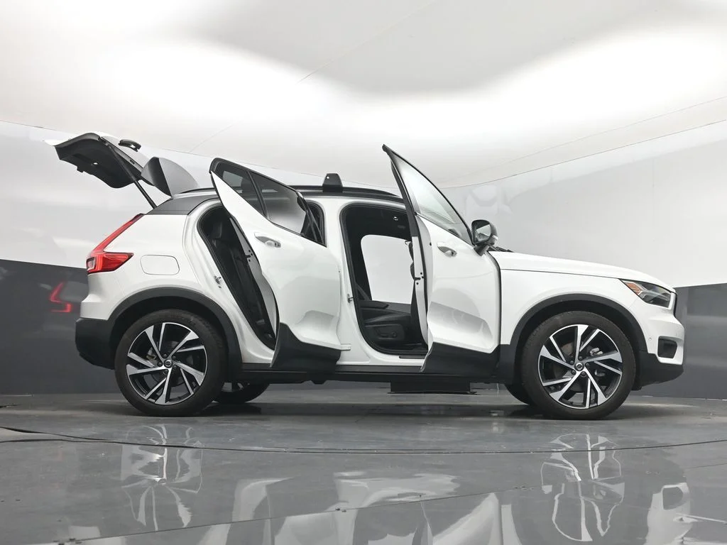 Used 2022 White Volvo R-Design image 7