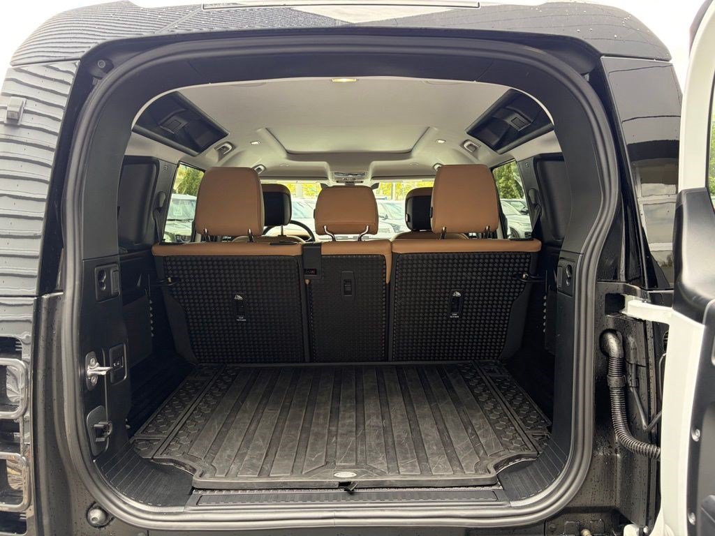 Used 2025 White Land Rover 110 P400 X-Dynamic SE image 12
