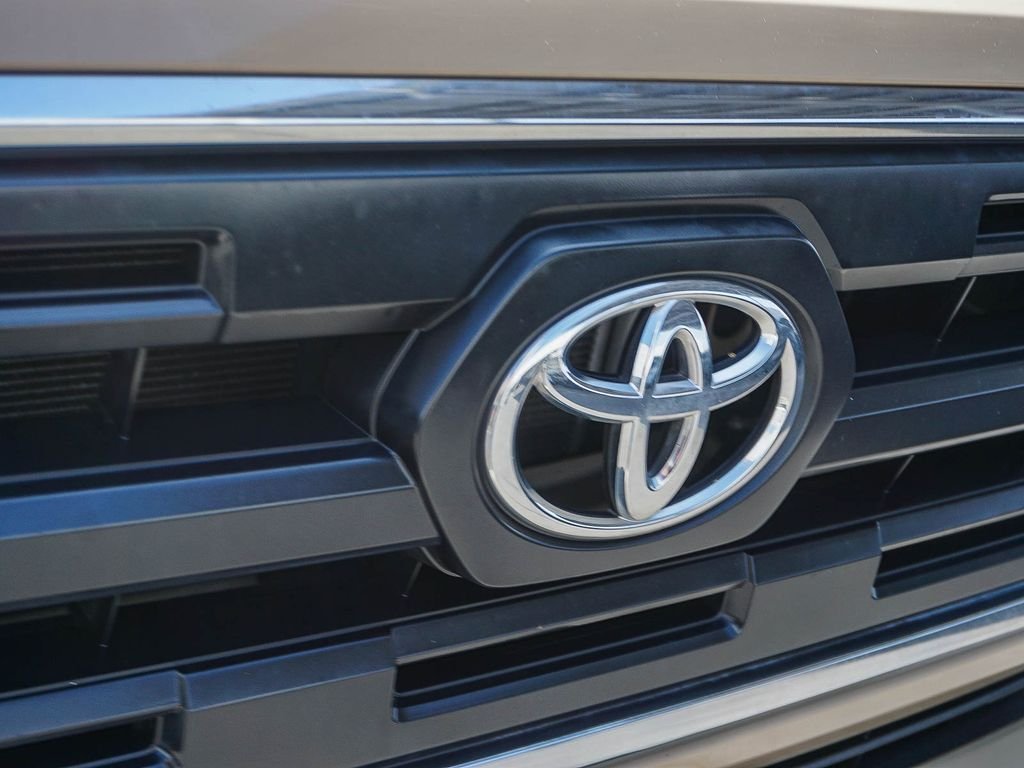 Used 2017  Toyota SR5 image 11