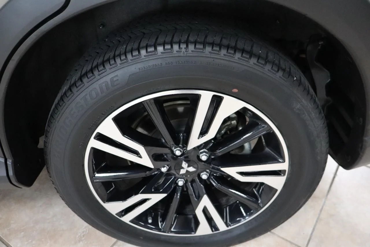 Used 2024 Alloy Silver Metallic Mitsubishi SE image 31