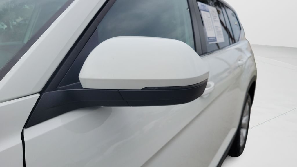 Used 2018 White Volkswagen S image 27
