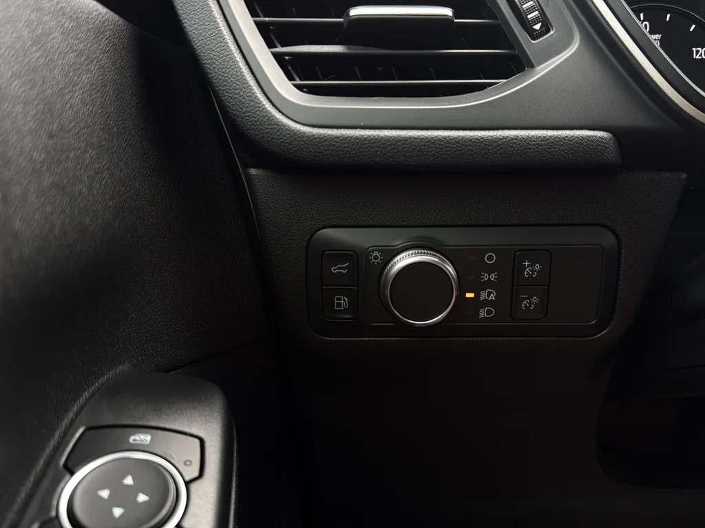 Used 2022 Silver Metallic Ford SE image 18