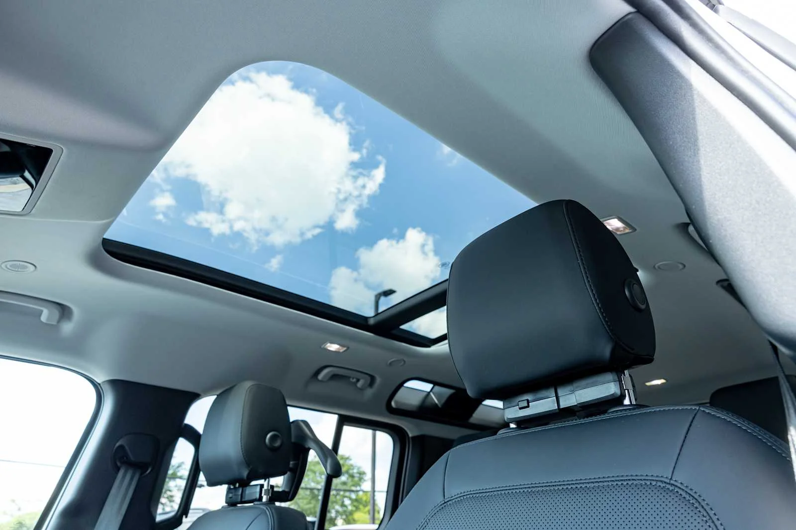 New 2026 Fuji White Land Rover S image 26