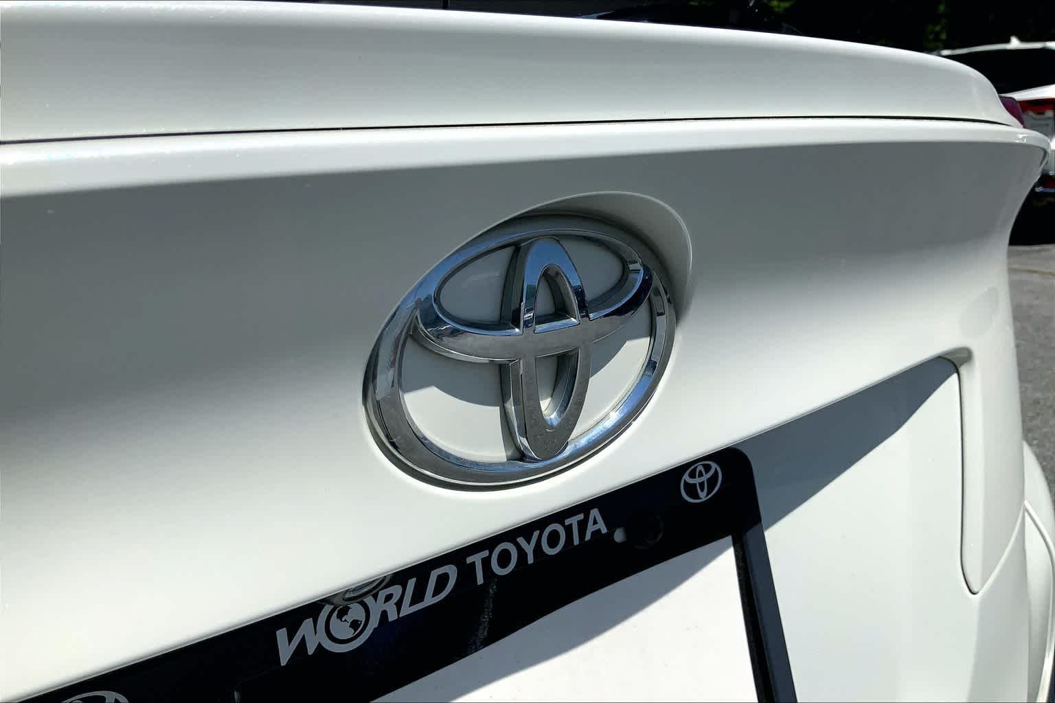 Used 2018 Blizzard Pearl Toyota XLE image 26