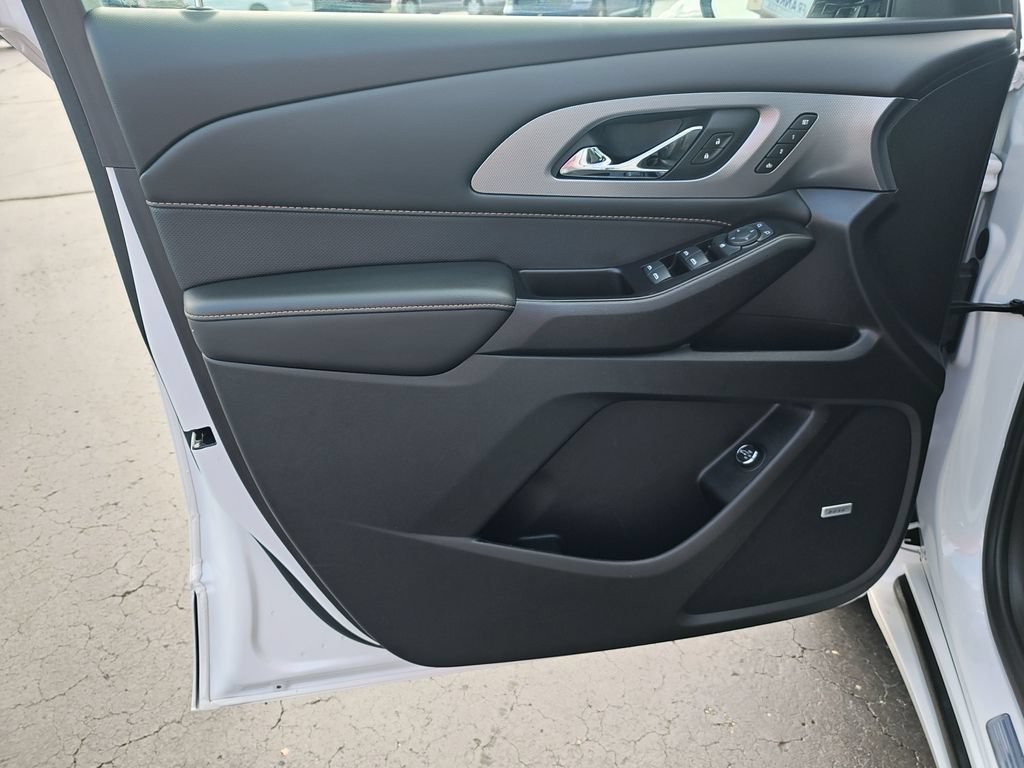 Used 2020 IRIDESCENT PEARL TRICOAT Chevrolet Premier image 12