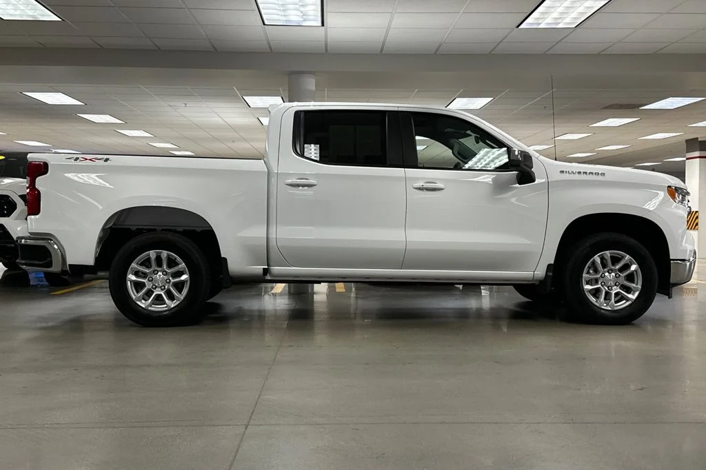 Used 2025 White Chevrolet LT image 3