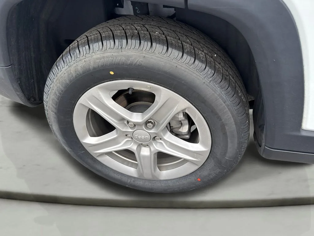 Used 2024 White/off-white Jeep Latitude image 7