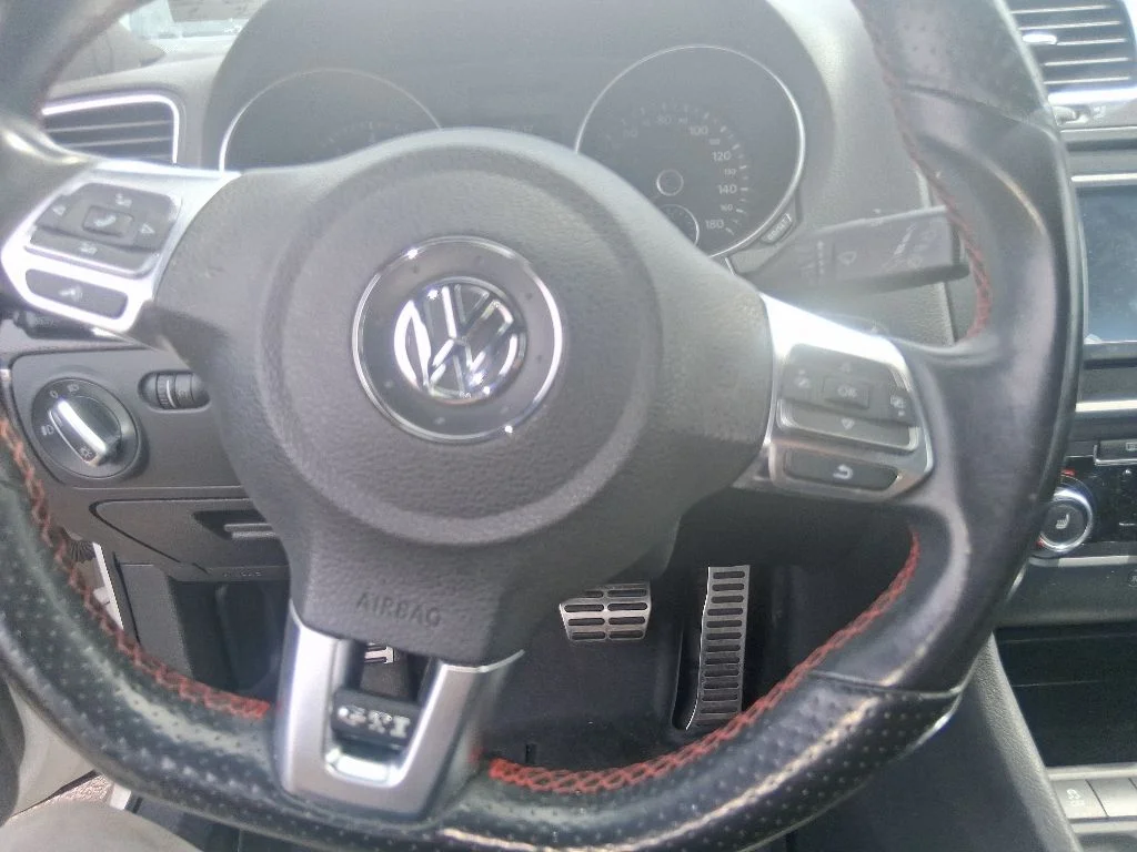 Used 2013 Black Volkswagen Base image 9
