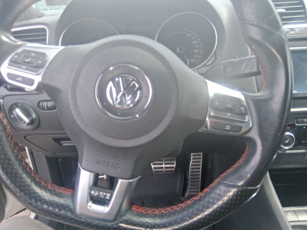 Used 2013 Black Volkswagen Base image 9