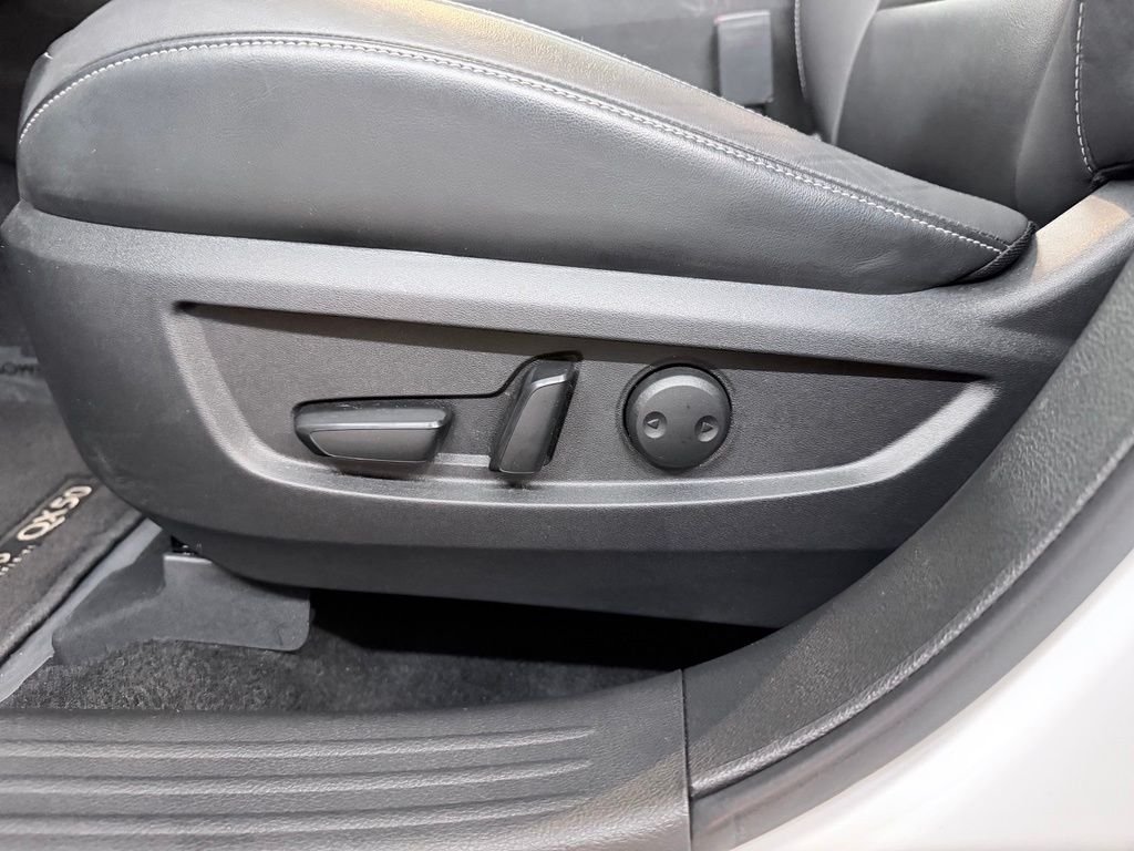 Used 2020 White INFINITI LUXE image 11