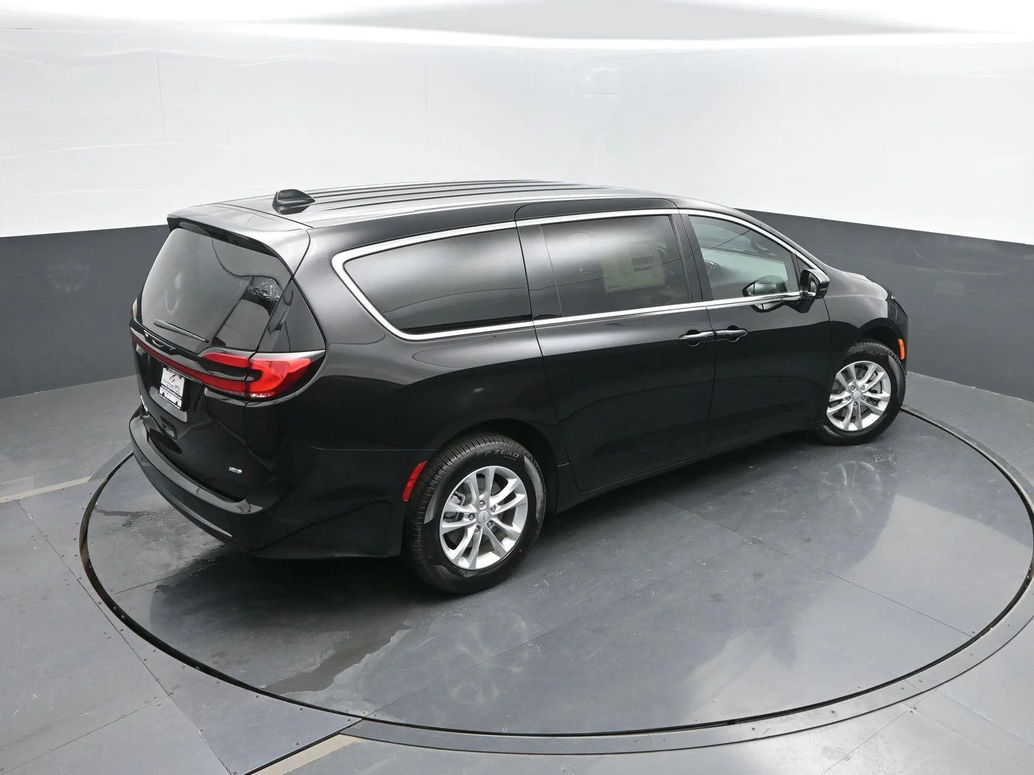 New 2027 Diamond Black Crystal Pearl-Coat Exterior Paint Chrysler Select image 39