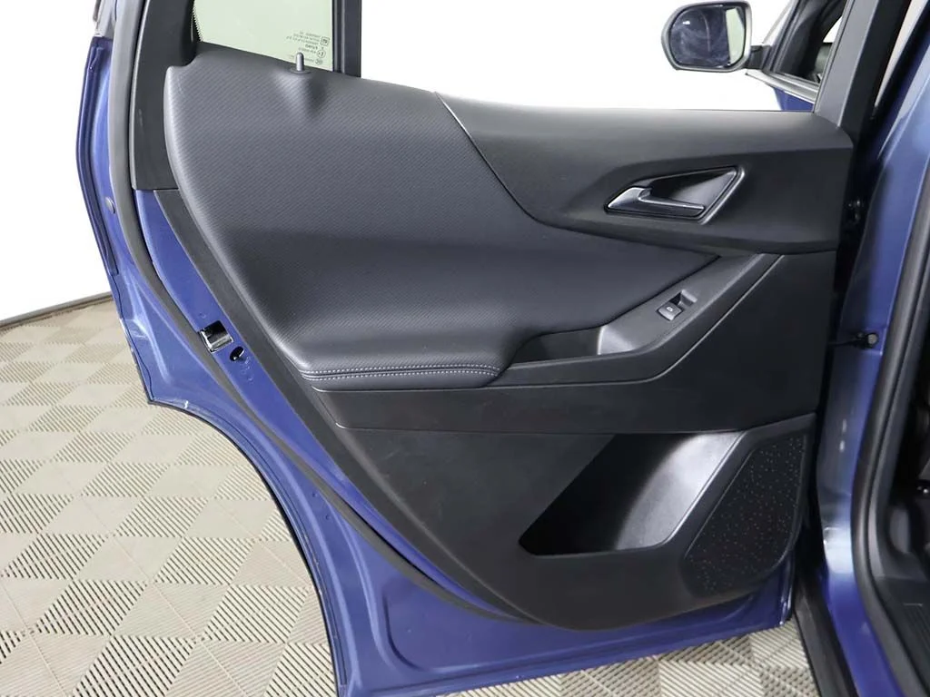 Used 2025 Lakeshore Blue Chevrolet LT image 25