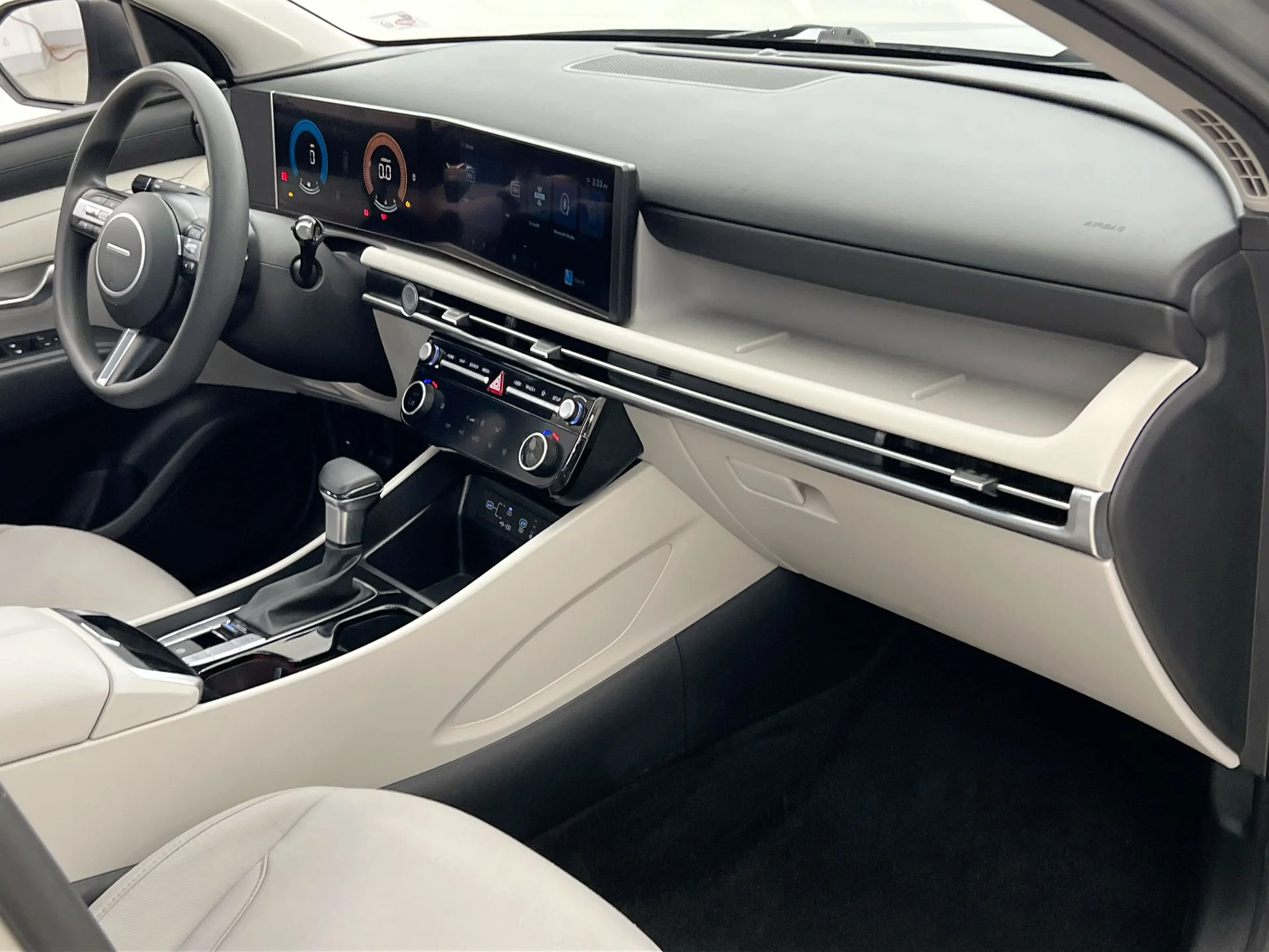 Used 2025 Silver Hyundai SEL image 13