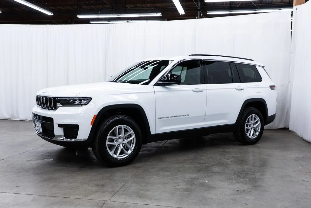 Used 2025 White Jeep Laredo image 3