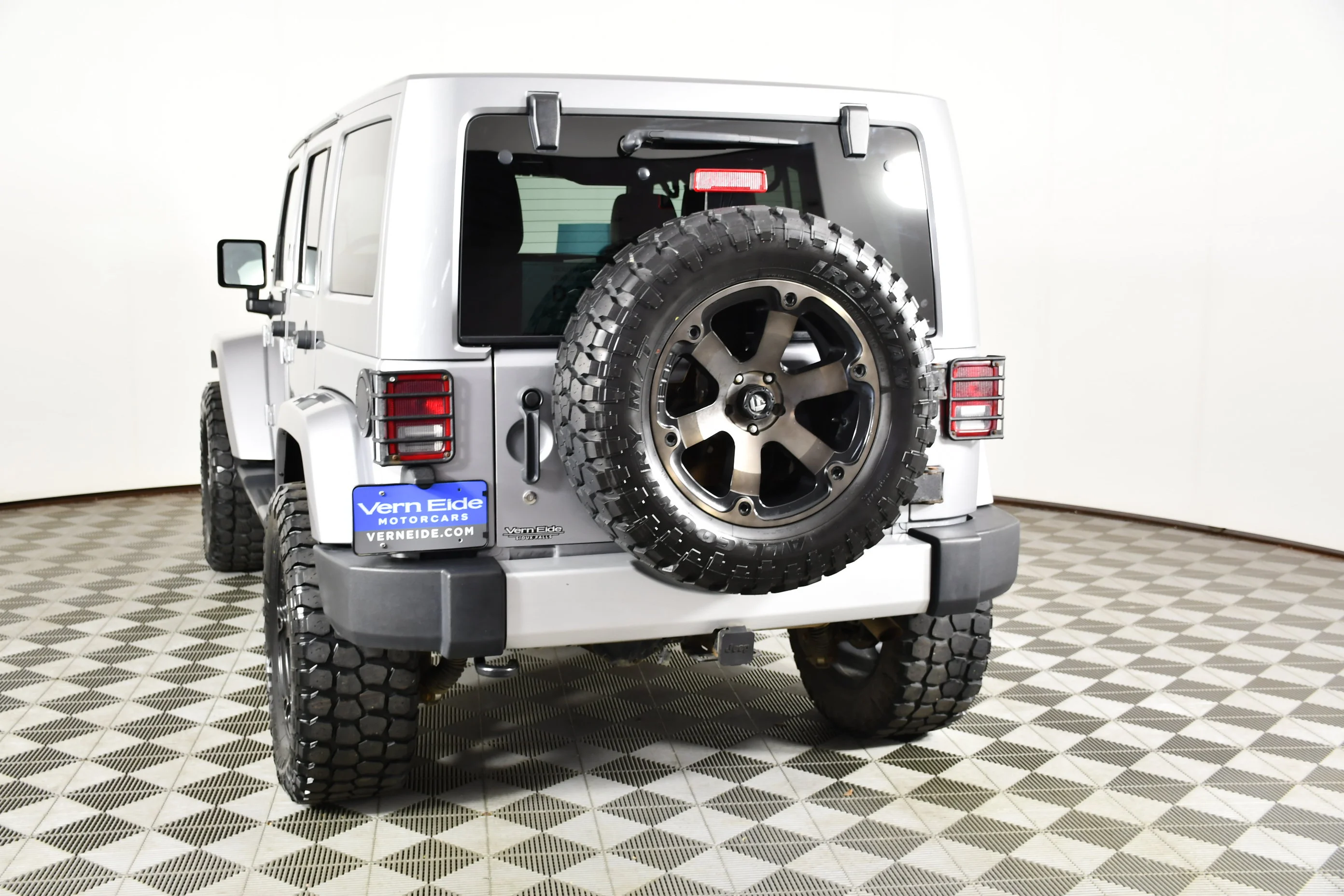 Used 2013 Billet Silver Metallic Jeep Sahara image 7