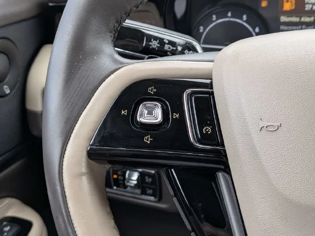 Used 2020 Blue Lincoln Reserve image 22