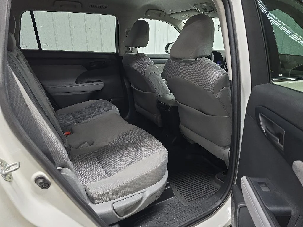 Used 2020 White Toyota L image 17