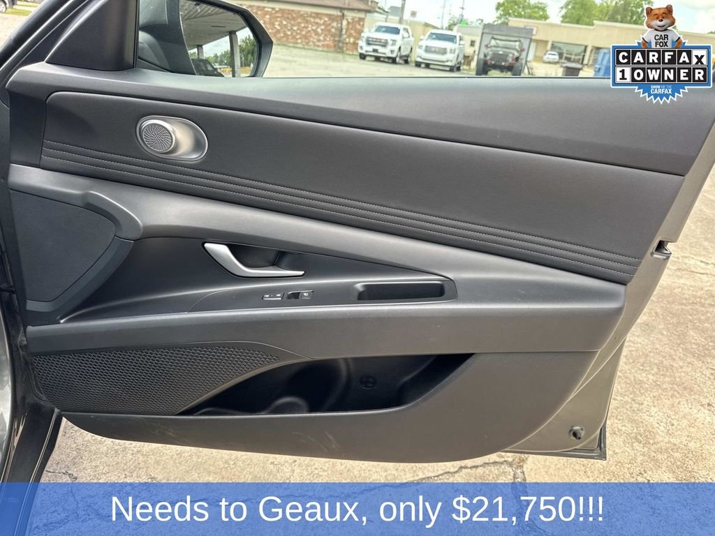 Used 2025 Gray Hyundai SEL Convenience image 26