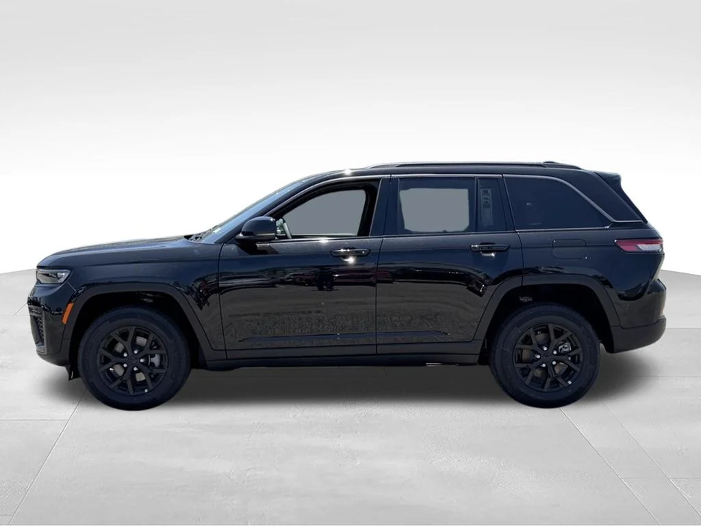 New 2026 Diamond Black Crystal Pearl-Coat Exterior Paint Jeep Laredo image 12