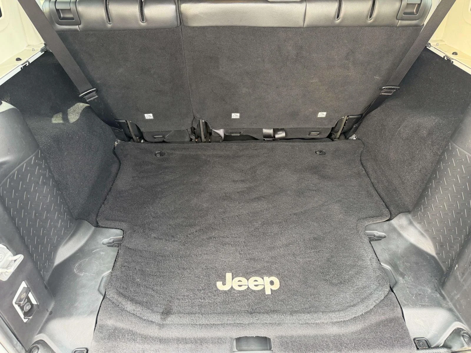 Used 2015 Bright White Clearcoat Jeep Altitude image 31