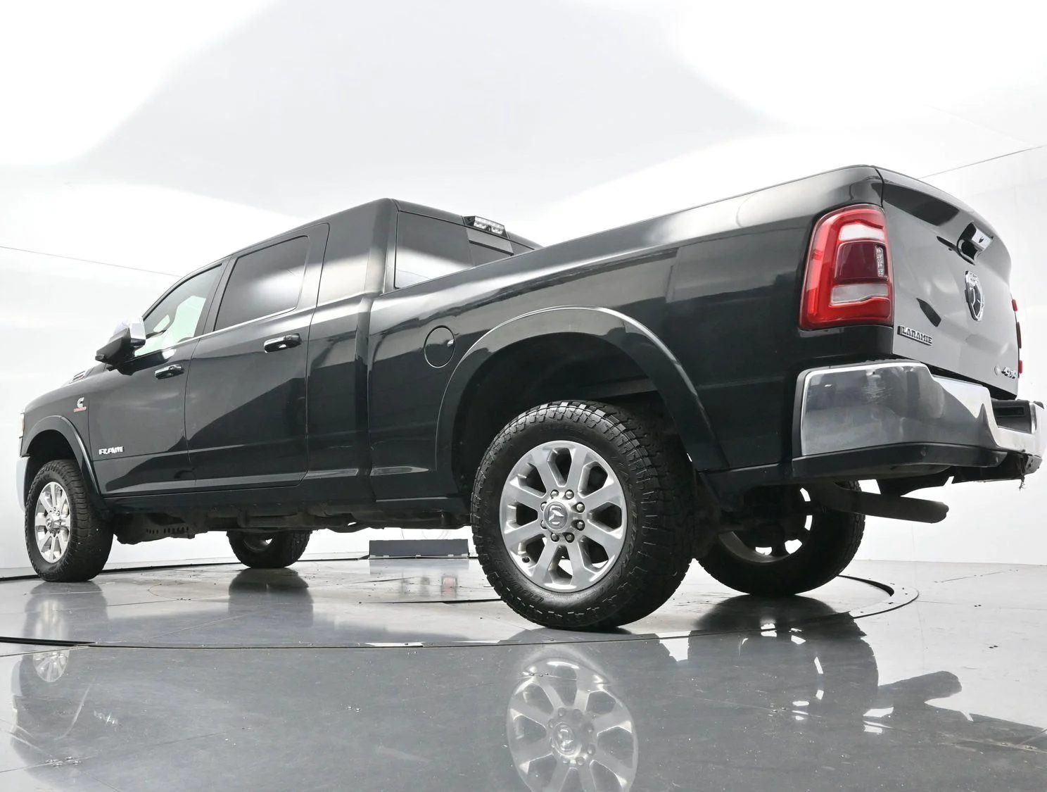 Used 2019 Black Forest Green Pearlcoat Ram Laramie image 47