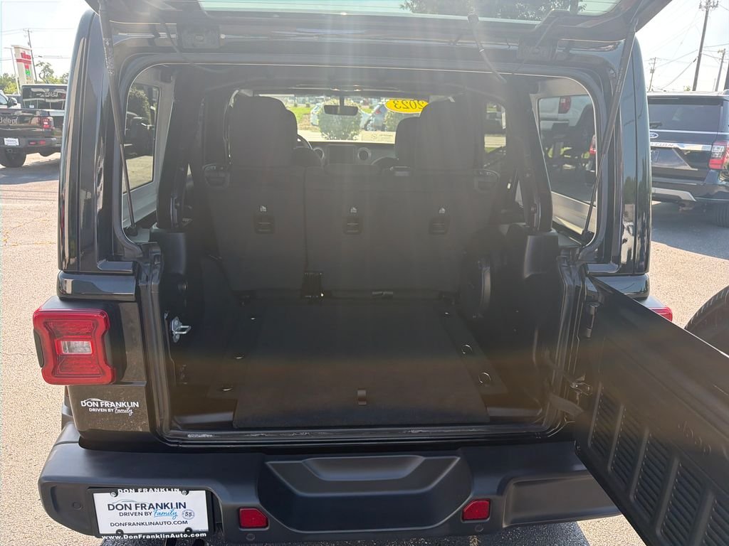Used 2023 Black Jeep Sahara image 9