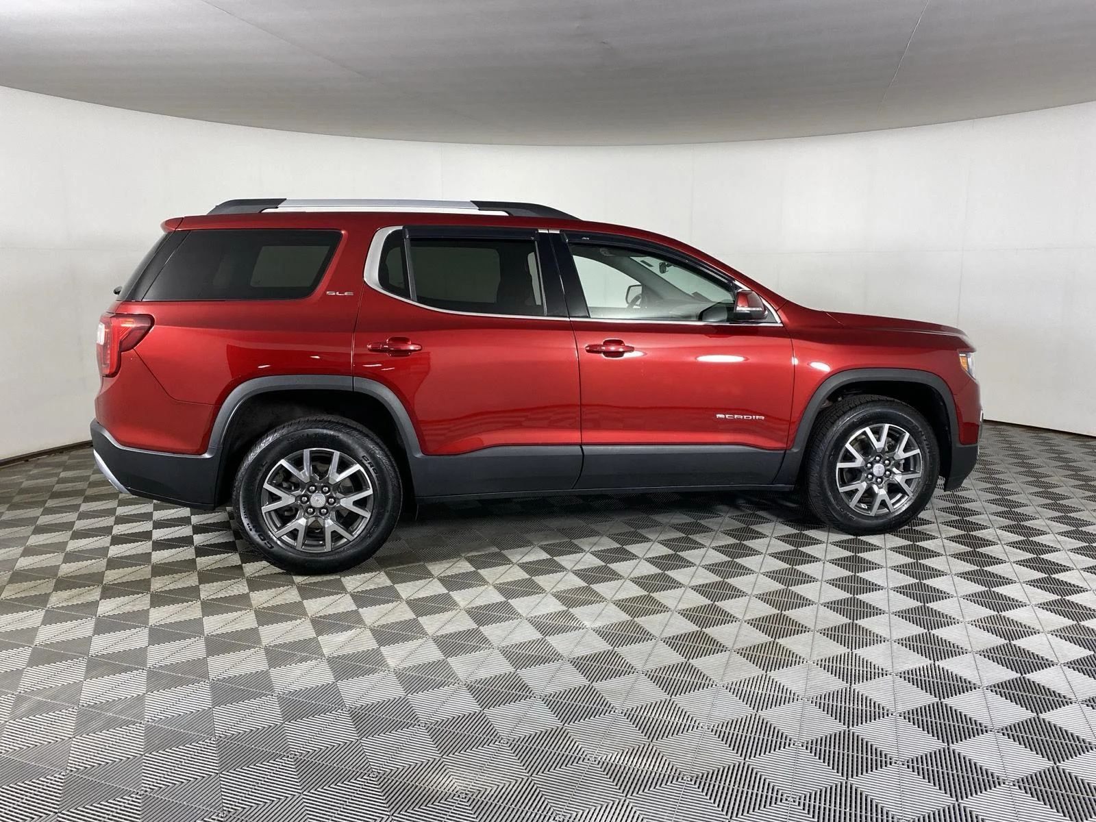 Used 2023 VOLCANIC RED TINTCOAT GMC SLE image 8
