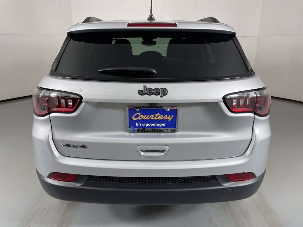 New 2026 Silver Zynith Metallic Clearcoat Jeep Latitude image 7