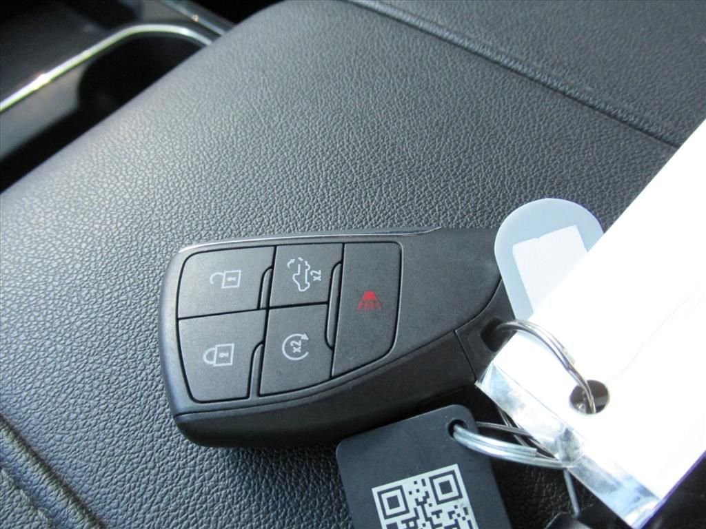 Used 2025 White GMC SLE image 29